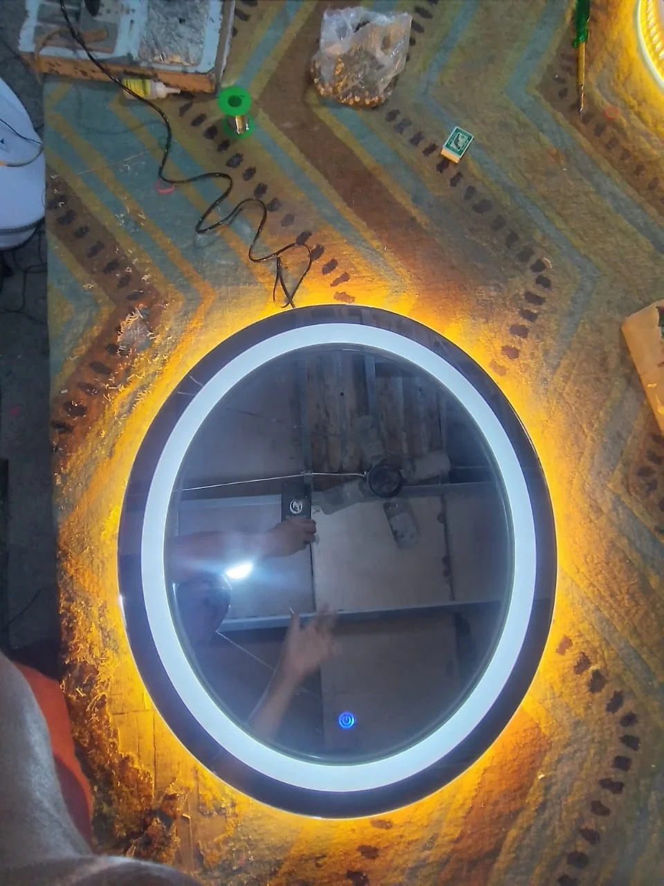 Circular mirror with light border