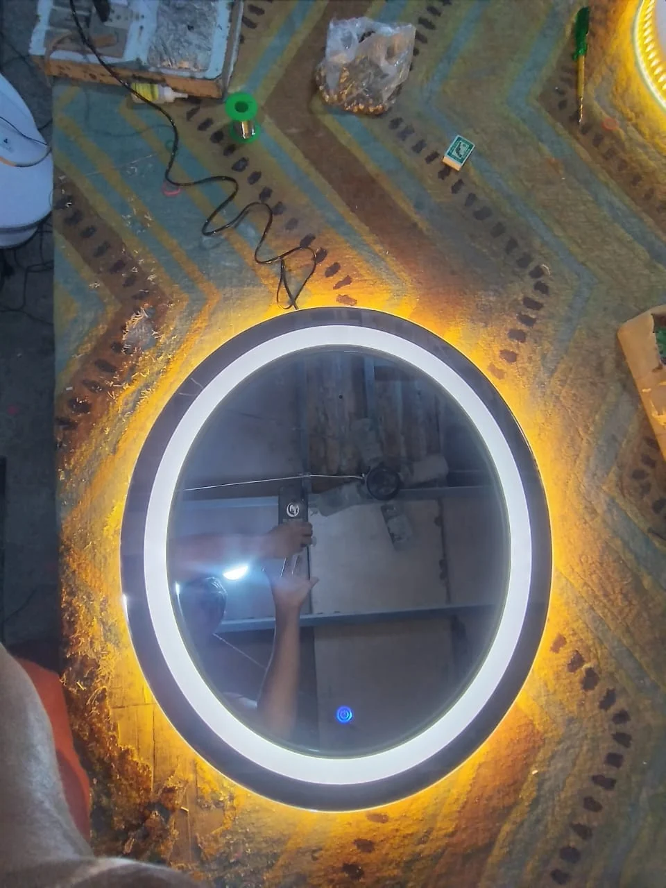 Round mirror and wall finish