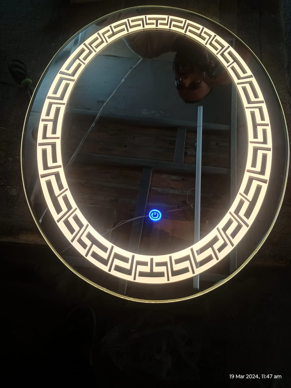 Patterned round LED mirror